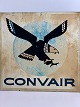 Teil eines Flugzeugs mit dem CONVAIR-Logo, das einen fliegenden schwarzen Adler mit beigen und ...
