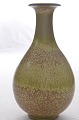 Vase aus 
Steinzeug mit 
Glasur in 
Grüntönen auf 
braunem Grund. 
Vase Höhe 21,5 
cm. Gunnar 
Nylund ...
