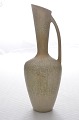 Vase / Krug aus glasiertem Steinzeug. Die Glasur in gelbgrünen Tönen. Ab den 1950er Jahren. ...