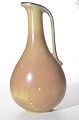 Vase / Krug aus 
glasiertem 
Steinzeug. 
Die Glasur in 
rustikke braune 
Tönen mit 
blaue. 
Ab den ...