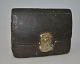 Sparbüchse in Form einer Geldbörse, rotes ton, gemalt, Dänemark des 19. Jahrhunderts. L .: 11,5 ...