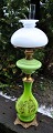 Englische Petroleumlampe, 19. Jahrhundert. Auf Bronzesockel. Hellgrünes Opalglas mit ...