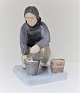 Bing & 
Grondahl. 
Porzellanfigur. 
Grönländische 
Frau mit Eimer. 
Modell 2416. 
Höhe 20,5 cm. 
(2. Wahl)