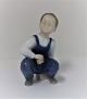 Bing & 
Grøndahl. 
Porcelænsfigur. 
Siddende dreng. 
Model 2402. 
Højde 12 cm. (1 
sortering)