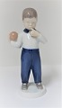 Bing & 
Grøndahl. 
Porcelænsfigur. 
Dreng med bold. 
Model 2403. 
Højde 17 cm. (1 
sortering)