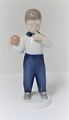 Bing & 
Grondahl. 
Porzellanfigur. 
Junge mit Ball. 
Modell 2403. 
Höhe 17 cm. (1 
Wahl)