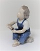 Bing & 
Grøndahl. 
Porcelænsfigur. 
Dreng. Model 
2275. Højde 13 
cm. (1 
sortering)