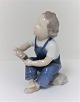 Bing & 
Grondahl. 
Porzellanfigur. 
Junge. Modell 
2275. Höhe 13 
cm. (1 Wahl)