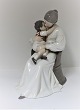Bing & 
Grøndahl. 
Porcelænsfigur. 
Mor og barn. 
Model 1552. 
Højde 29 cm. (1 
sortering)