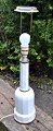 Heiberg Lampe aus weißem Porzellan mit Messing, 20. Jahrhundert. Höhe: 40 cm. Höhe mit ...