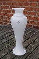 Korinth Holmegaard hohe und schlanke Vase aus Milch Weißglas, und in sehr gutem Zustand. ...