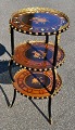 Französischer Tisch mit Intarsien, 19. Jahrhundert. Mit Tischplatte und zwei Regalen. Rand mit ...