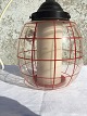 Klarglaslampe 
mit roten 
Streifen und 
weißem 
Innenglas. 
Maßnahmen ca. 
20x20 cm
