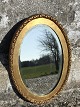 Kleiner facettierter Spiegel im goldfarbenen ovalen Rahmen. Altersbedingte Nutzungsspuren. ...