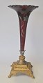 Rubinrote Trompetenglasvase mit Emaille-Blumendekor, ca. 1900. Auf Quadratfuß Bronze mit ...