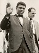 Der 24-jährige Weltmeister im Schwergewicht, Muhammad Ali (Cassius Clay), winkt bei seiner ...