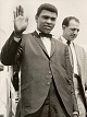 Der 24-jährige 
Weltmeister im 
Schwergewicht, 
Muhammad Ali 
(Cassius Clay), 
winkt bei 
seiner ...