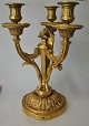 Französischer Kerzenleuchter aus Bronze im Stil von Louis XVI. 1900. Mit drei leicht Armen. Im ...