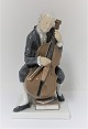 Bing & 
Grondahl. 
Porzellanfigur. 
Cellist. Modell 
2032. Höhe 20 
cm. (1 Wahl)