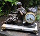 Französischer Kamin Uhr, patiniertes Zink aus dem 19. Jahrhundert. "La Penseur" - der Denker. ...