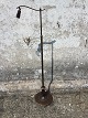 Stehlampe aus patiniertem Messing und Holz. 110 bis 160 cm hoch.