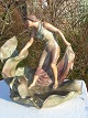 Terracotta. Weibliche Segeln auf Seerose mit seiner drei Kindern.    Höhe 43 cm.  Fine Zustand, ...