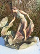 Terracotta. 
Weibliche 
Segeln auf 
Seerose mit 
seiner drei 
Kindern.    
Höhe 43 cm.  
Fine Zustand, 
...
