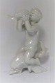 Bing & 
Grondahl. 
Porzellanfigur. 
Kai Nielsen. 
Seekind auf 
Delphin, blanc 
de chine. Höhe 
18 cm. ...