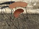 Kleine Teakfurnier-Tische mit schrägen Metallbeinen. Dänische Moderne aus den 1960er Jahren. ...