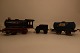 Pioner Ekspressen Vintage model el-Zug
Lokomotive, Tender, 3 Wagen (von denen 1 Castrol 
Lubrigation Service) und Schienen 9 bogenförmig + 
4 gerade (mit Rost)
OBS: Mit Broschüre
Von Knud Petersen Kbhvn S