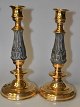 Paar antike Leuchter aus Messing / Zinn, 19. Jahrhundert mit rundem Sockel. Stängel mit Laub ...