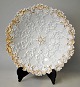 Meissener weißer Porzellanteller mit Vergoldung, 19. Jh. Mit Rocaillen dekoriert. Gestempelt. ...