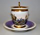 French Empire Kaffeetasse mit Untertasse aus Porzellan, ca. 1800. Handgemaltes Motiv mit ...
