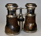Französisches 
Rennfernglas, 
20. 
Jahrhundert. 
Marke: Le 
Jockey Club, 
Paris. B.: 11,5 
cm. L.: 8cm. 
...