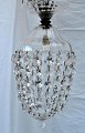 Prismenkrone, 
Dänemark des 
20. 
Jahrhunderts. 
H.: 39 cm. 
Durchm.: 20 cm. 
Mit 108 
Prismen.