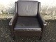 Sessel aus braunem Leder mit dunkel gebeizten Beinen. Dänische Moderne. Schöner - leicht ...