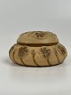 Keramikdose mit Deckel aus Jugendstil mit blumen aus Söholm auf Bornholm, Dänemark. ...
