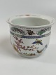 Chinesischer Blumentopf / Cache Pot mit Motiven von Schmetterlingen und Kirschen. 20th ...