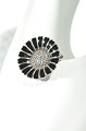 Marguerite 
Brosche 925er 
Sterlingsilber 
und schwarzer 
Emaille 
Durchmesser 2,5 
cm.  BH 
Sterling ...