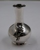 Schöne und gepflegte kleine mollige Vase, verziert mit Blättern, aus 925 Silber in gutem, ...
