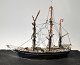 Antikes handgefertigtes Segelschiff, Dänemark des 19. Jahrhunderts. Auf Sockel montiert. L.: ...