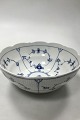 Royal 
Copenhagen 
Musselmalet 
Riflet 
Salatskål No 
311
Måler 21cm x 
8,5cm (8.27 
inch x 3.35 
inch )