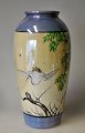 Japanische 
Porzellanvase, 
ca. 1920. Mit 
handgemaltem 
Dekor in Form 
eines 
fliegenden 
Kranichs. ...