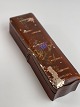 Alte, schöne, 
japanische 
Lackdose. 20. 
Jahrhundert. 
28 x 8 x 6 
Zentimeter. 
Patina. Das 
...