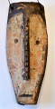 Lega-Maske, 
Belgisch-Kongo, 
20. Jh. Holz 
mit Ton. H.: 
18,5 cm. Mit 
Federung.