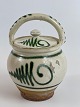 Kleiner weißer und grüner Umstandstopf aus Keramik mit Deckel. 19.-20. Jahrhundert.Höhe: ca. ...