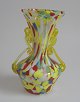 Italienische 
Vase aus buntem 
Glas mit 
Griffen aus 
gelbem Glas. 
Venedig des 20. 
H.: 15cm.