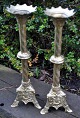 Ein Paar französische Kerzenleuchter aus Bronzeguss und Messing, gotische Form des 19. ...