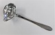 Georg Jensen. 
Silberbesteck 
(830). Kuglel. 
Saucenlöffel . 
Länge 19 cm.