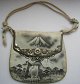 Japanische 
Damentasche, um 
1900. Aus 
lackiertem 
hellem Leder 
mit u.a. Motiv 
aus Futijama. 
Mit ...